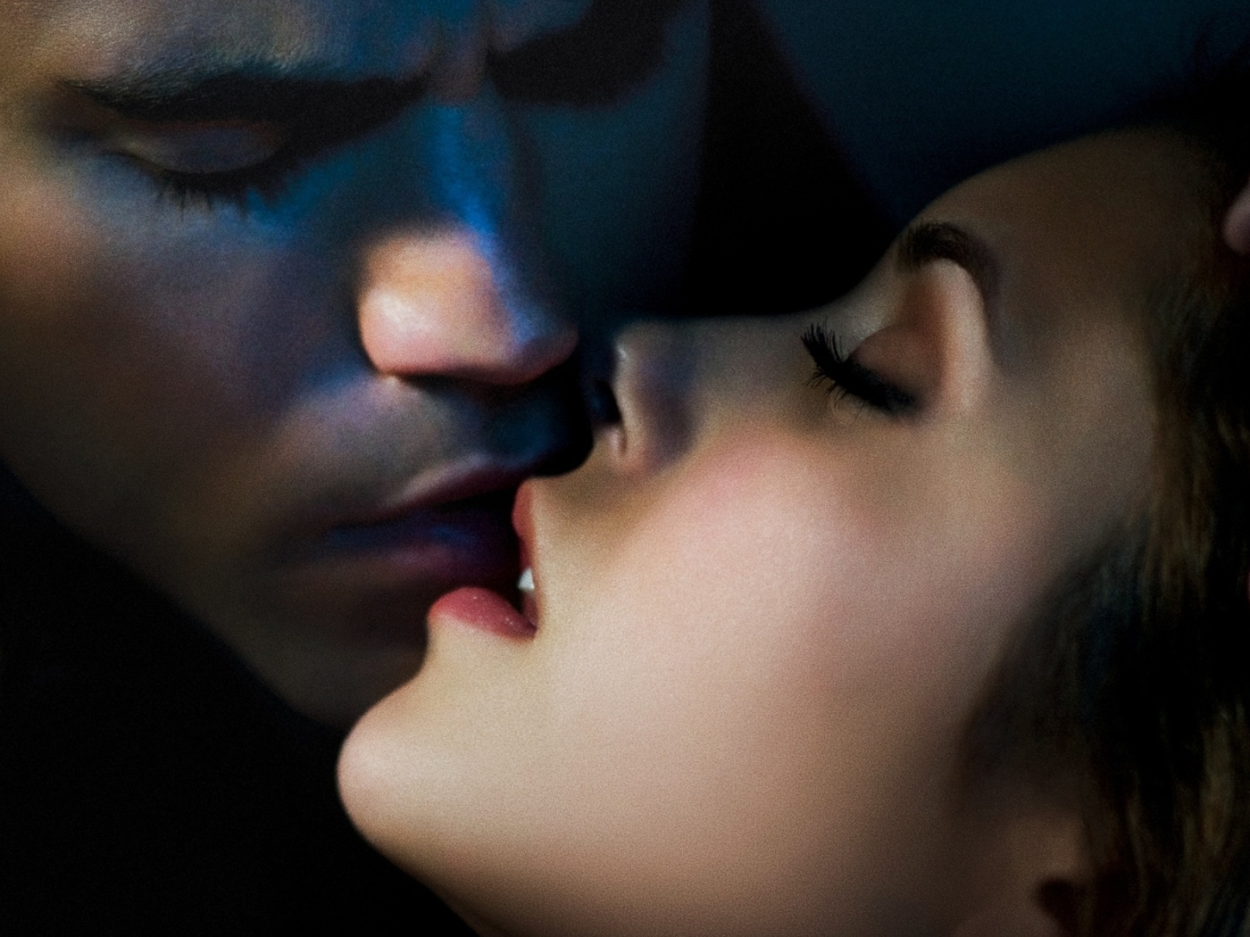 Бесплатные обои поцелуй дневники вампира вампир для рабочего стола.